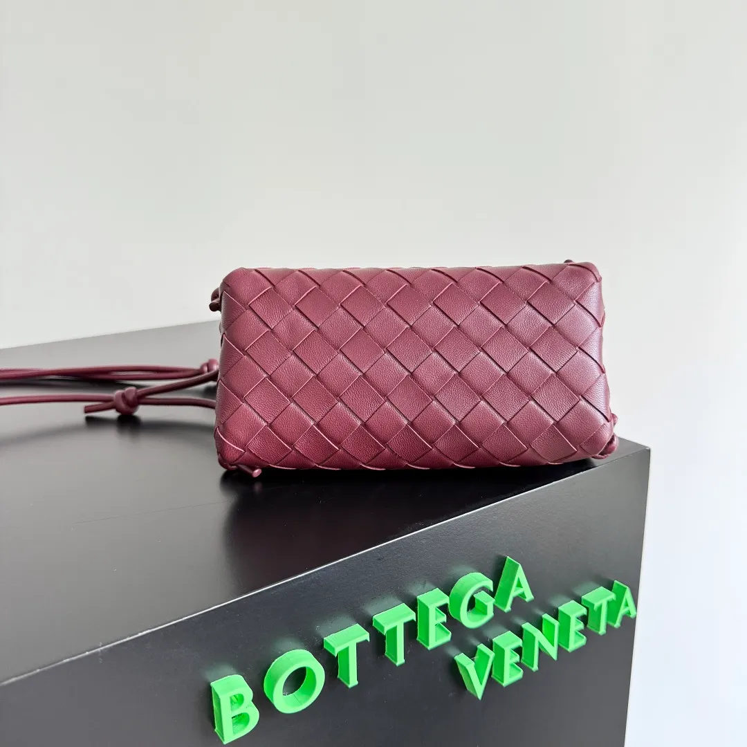 Batch 1260 BV new mini bag ceiling Bottegaveneta new Concert Pouch bag is small and has a large capacity. It can hold a Pro max mobile phone. The shoulder strap is adjustable for cross-body carry. It is very cost-effective when carried on one shoulder. The latest small bag in autumn has a lot of capacity. It can hold 4 short clips. I also tried it and it can hold one of my fists. It is cute, the capacity is touching and the length of the shoulder strap is adjustable for daily commuting. Full score 10 #bv woven bag Style number: 794258 Size: 18.5*11.5*8.5cm